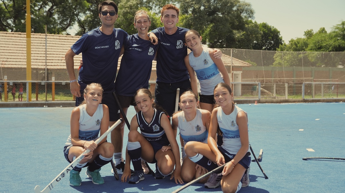 Campus Verano 2025 en GEBA - Grupo de participantes en campo de hockey