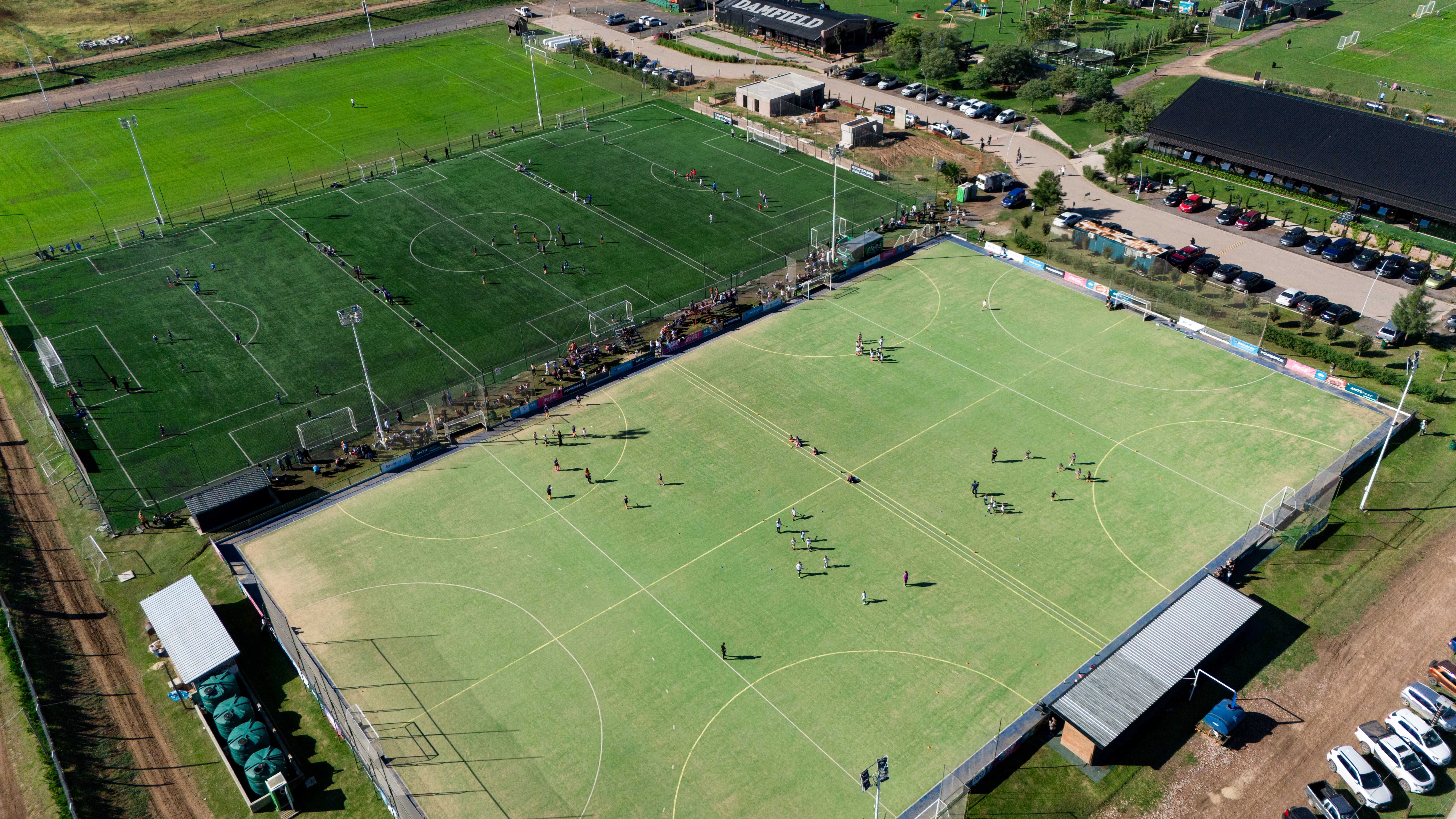 Campus Verano 2025 en Rosario - Grupo de participantes en campo de hockey