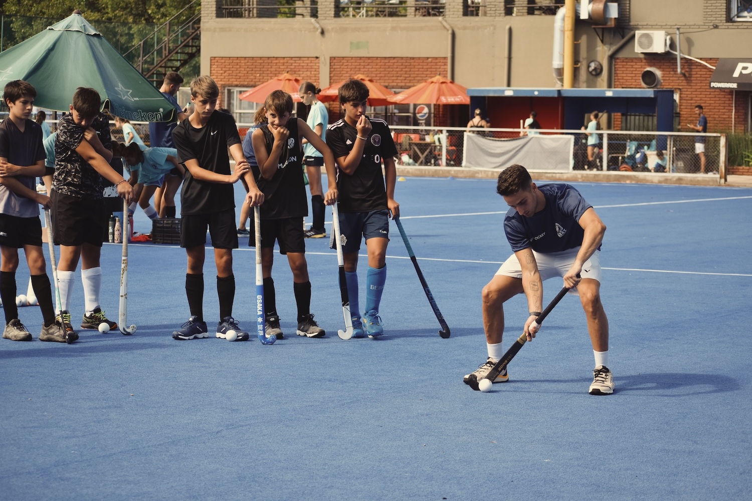 Demostración de técnicas de hockey por entrenador GOAT