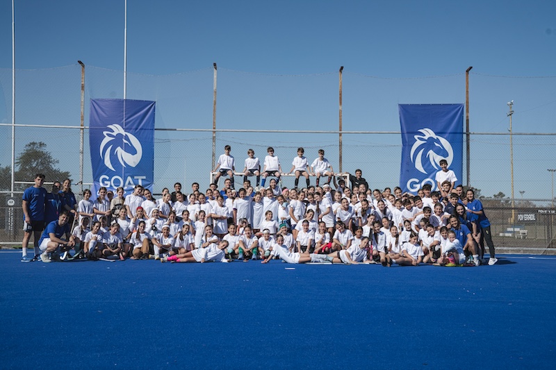 Campus Invierno 2025 en GEBA - Grupo de participantes en campo de hockey